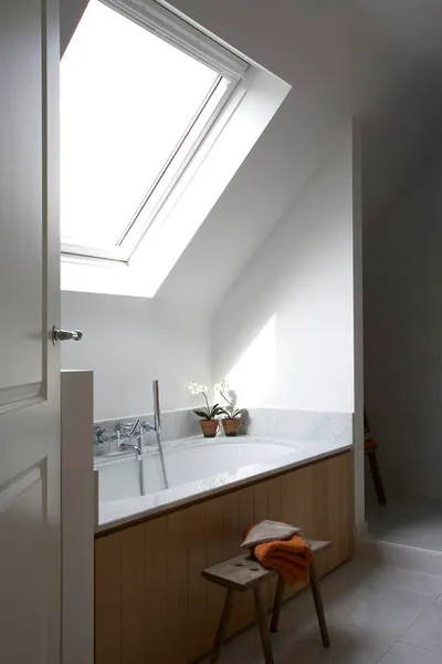 Badkamer met bad onder een dakraam
