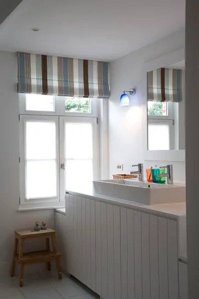 Badkamer met gestreepte vouwgordijnen