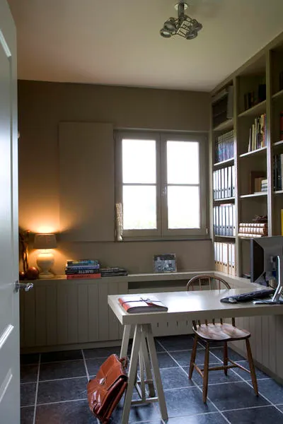 Bureau met boekenkast