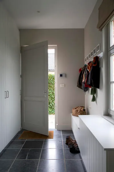 Inkom met kasten en blauwe steen
