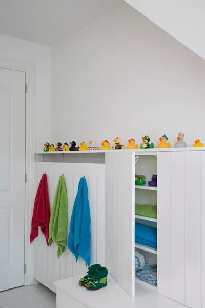 Kinderbadkamer met lambrisering en badeendjes