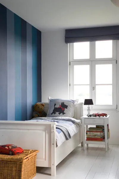 Kinderkamer met blauwe strepenwand