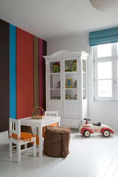 Speelkamer met gekleurde strepen