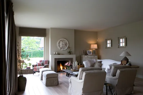 Woonkamer met open haard en zicht op de tuin