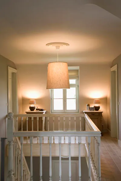 Overloop met linnen hanglamp
