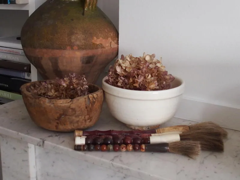 Stilleven met kruik en schalen met hortensia