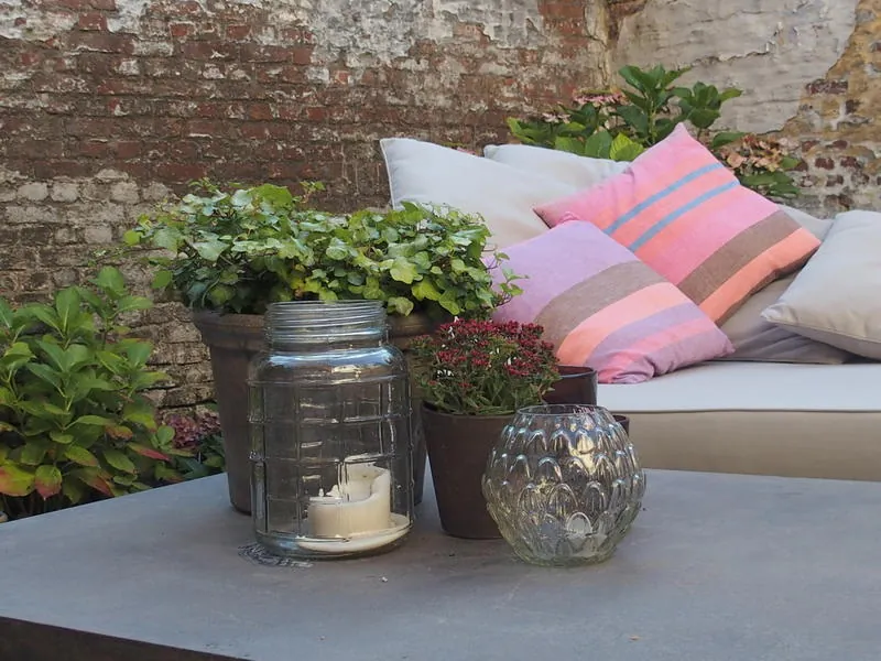 Terras met kussens en windlichten