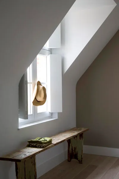 Zolderraam met een houten bank